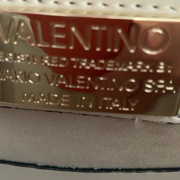 Valentino gorgeous  leather tote.. Made in 🇮🇹 - Picture 9 of 12